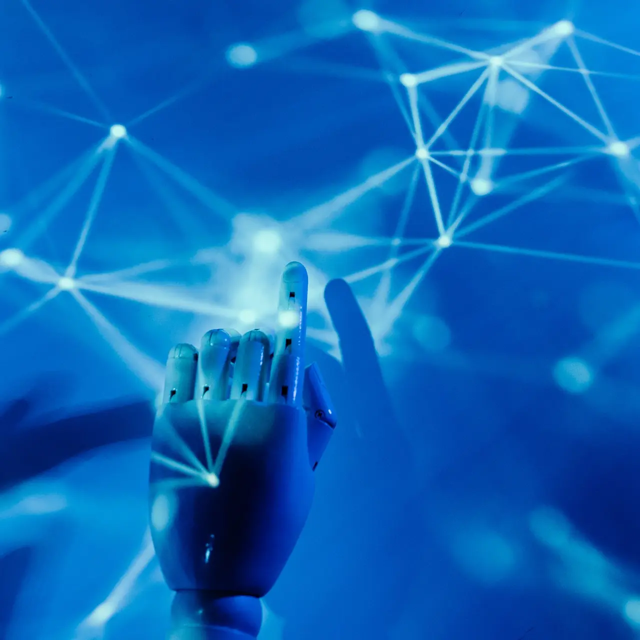 Roboterhand berührt ein leuchtendes Netz aus Verbindungen