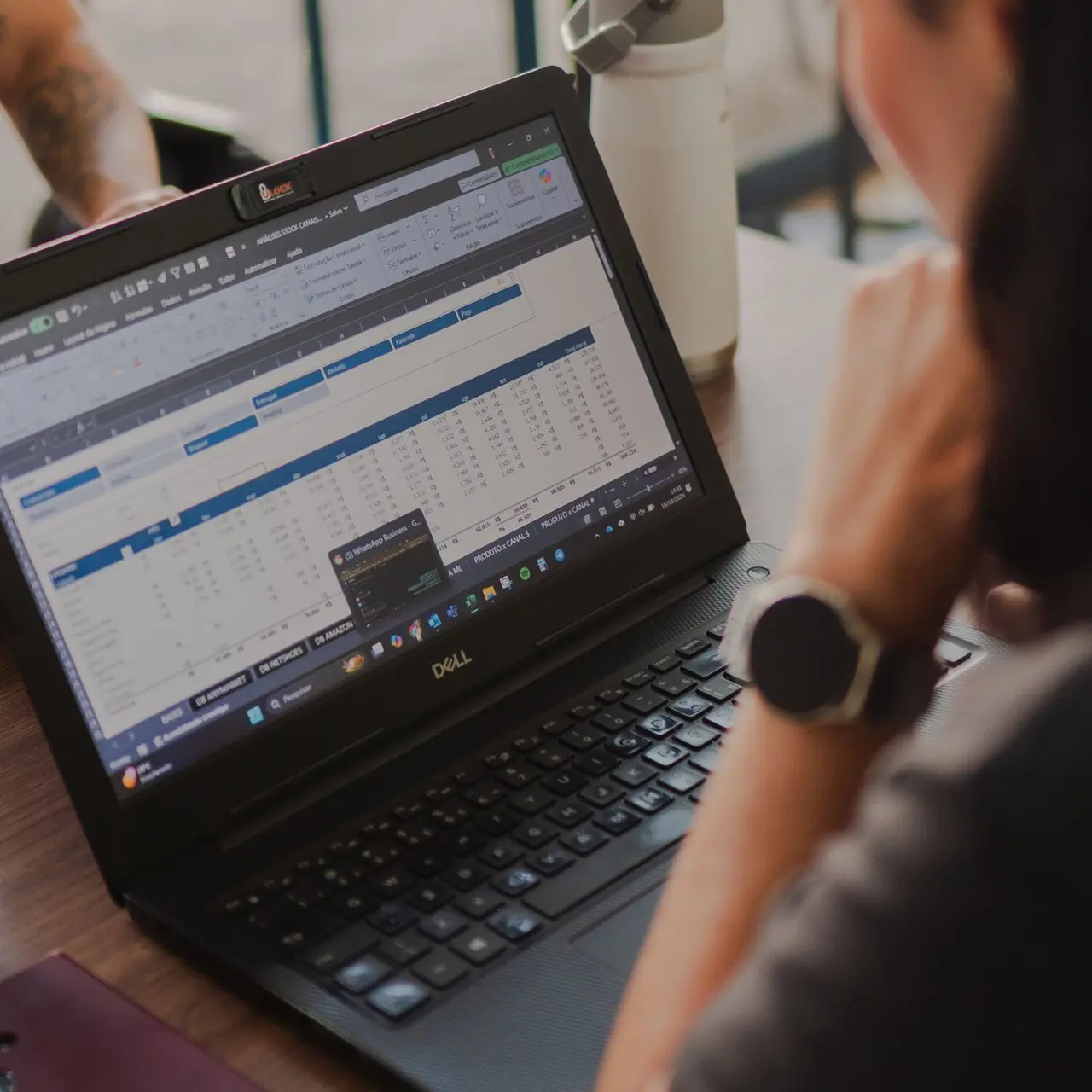 Person arbeitet am Laptop in einer Excel-Tabelle