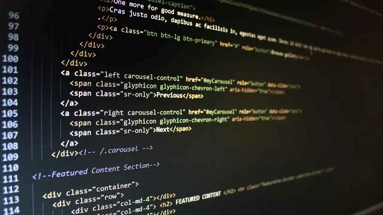 HTML-Code einer Website auf einem Bildschirm