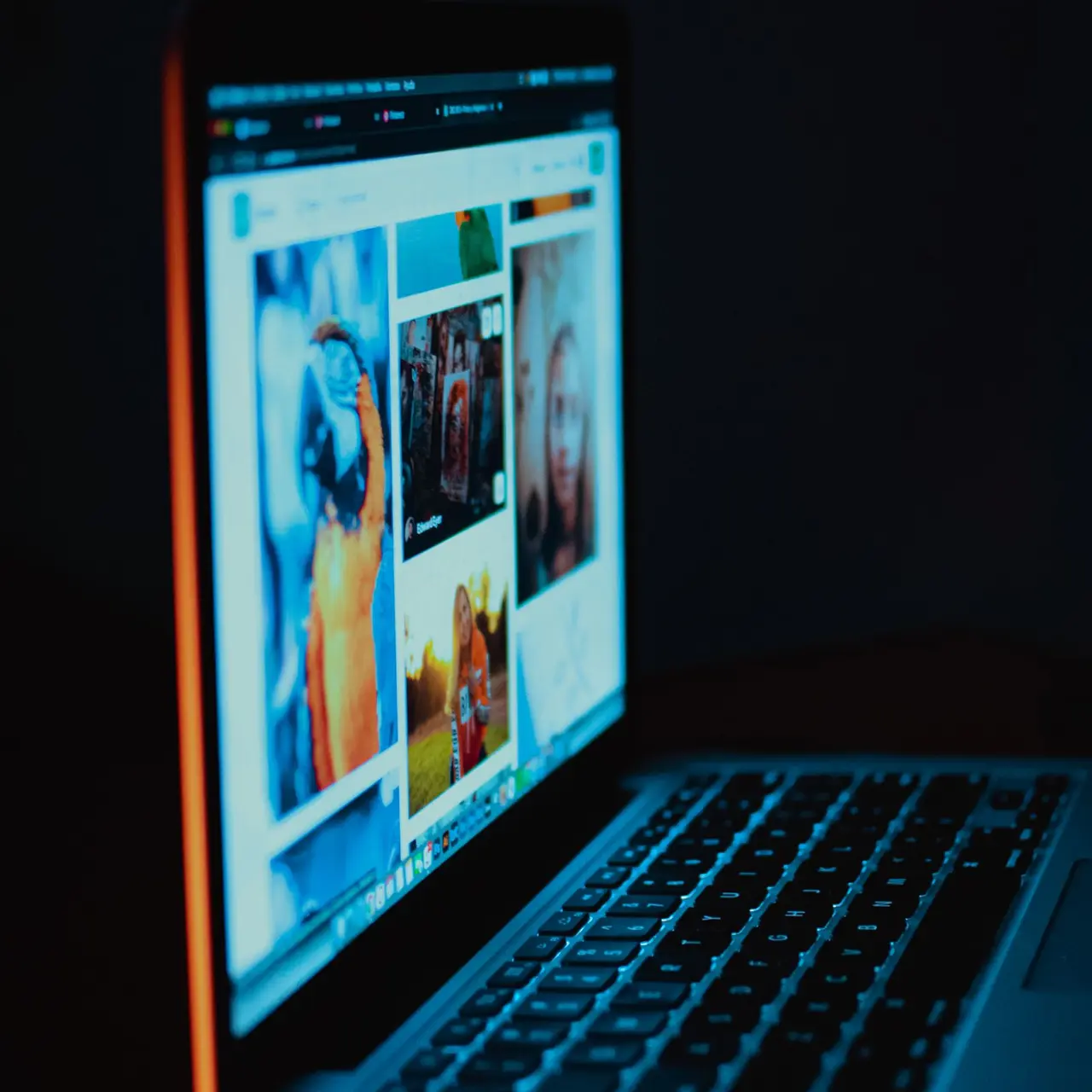 Aufgeklappter Laptop mit einer Website im dunklen Raum