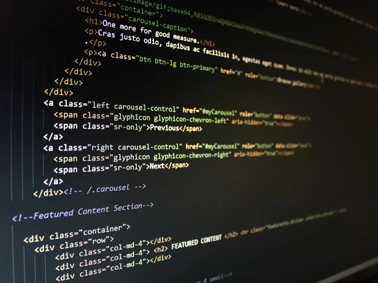 HTML-Code einer Website auf einem Bildschirm